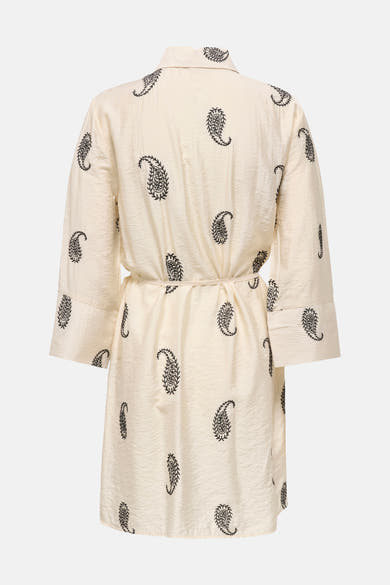 Robe écru à motifs cachemire noirs de JDY, coupe 3/4, manches amples, ceinture nouée, texture froissée, vue de dos.