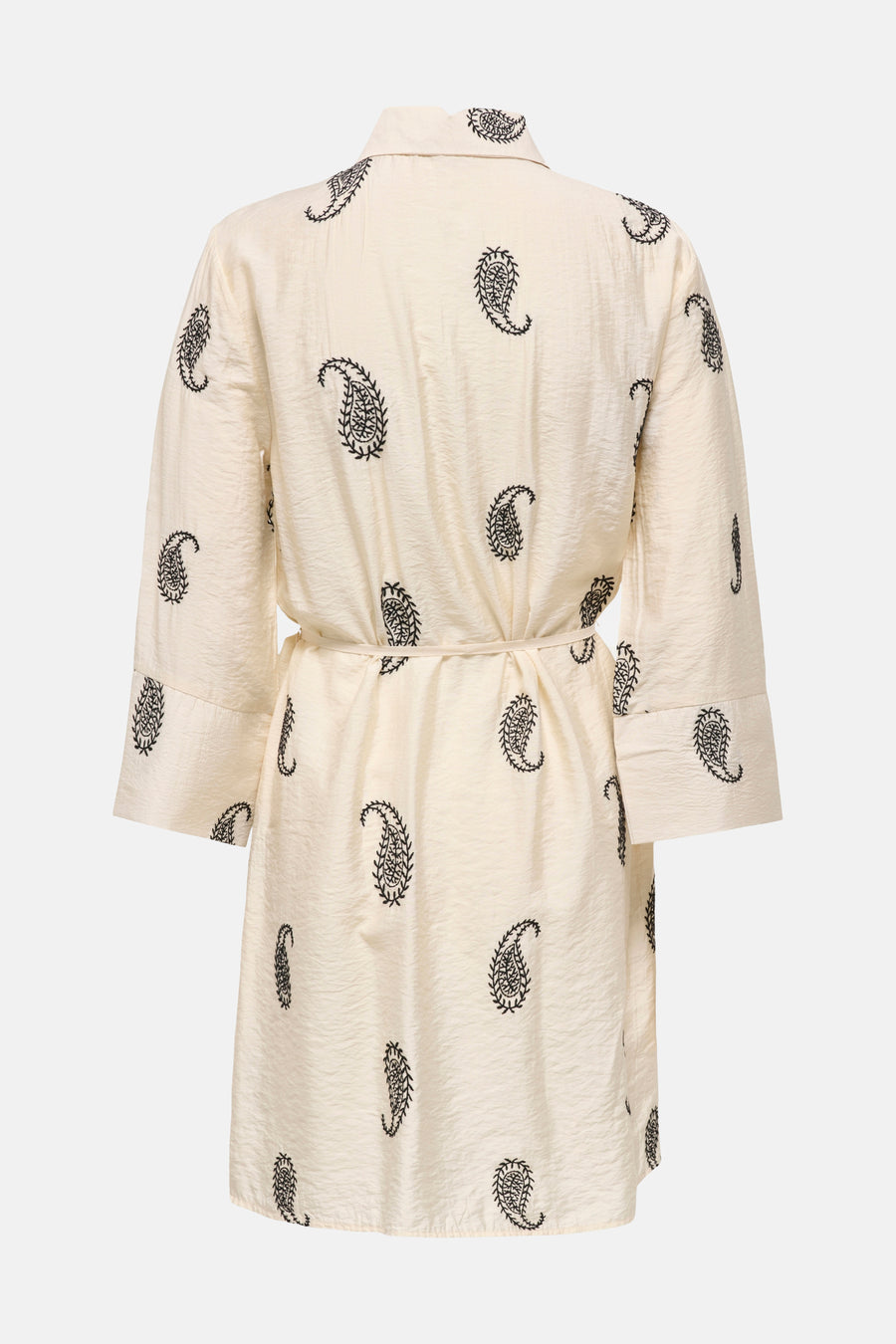Robe écru à motifs cachemire noirs de JDY, coupe 3/4, manches amples, ceinture nouée, texture froissée, vue de dos.