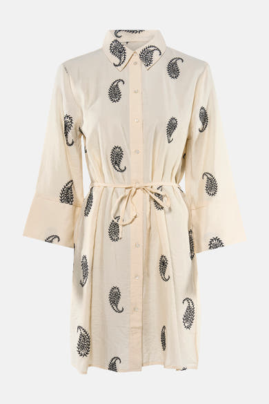 Robe chemise crème à motifs cachemire noirs de JDY, avec col, boutonnée et ceinturée, manches 3/4.