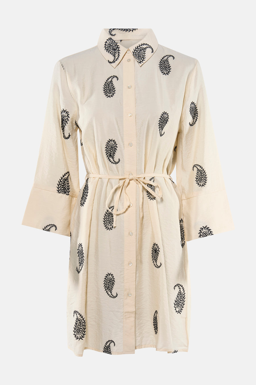 Robe chemise crème à motifs cachemire noirs de JDY, avec col, boutonnée et ceinturée, manches 3/4.