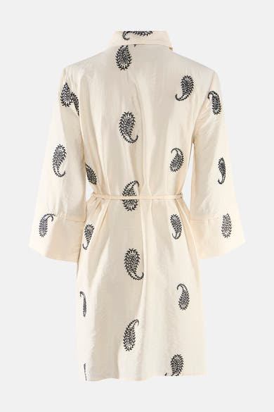 Robe écru de JDY à motifs cachemire noirs, manches 3/4 et ceinture nouée, vue de dos.