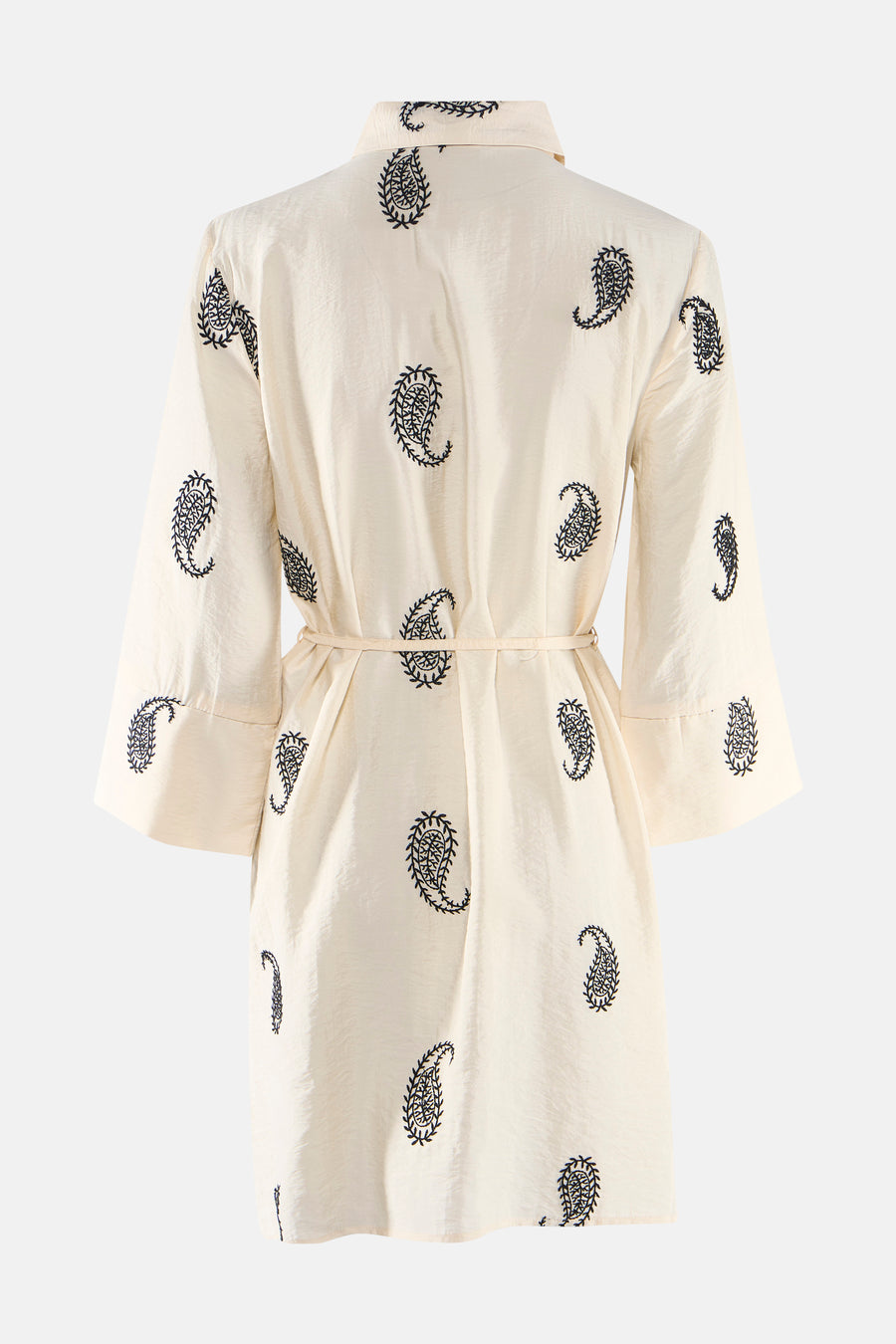 Robe écru de JDY à motifs cachemire noirs, manches 3/4 et ceinture nouée, vue de dos.