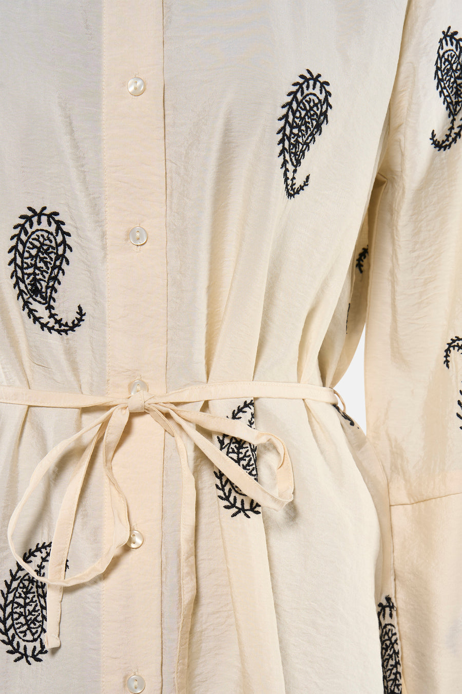Robe crème brodée de JDY, avec motifs cachemire noirs, boutonnée sur le devant et nouée à la taille.