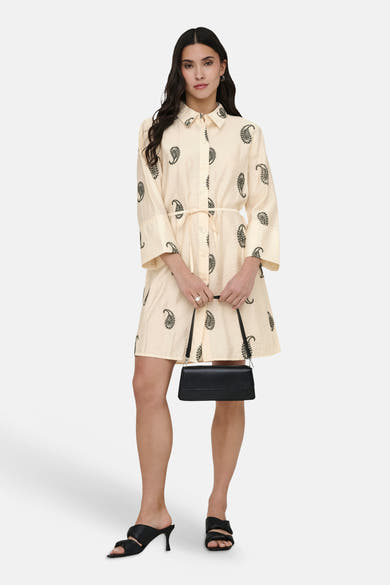 Robe multicolore de JDY, imprimée de motifs paisley noirs, avec col chemise et manches 3/4.