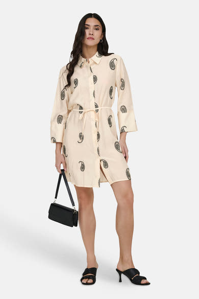 Robe courte crème à motifs cachemire noirs de JDY, modèle chemise boutonnée et ceinturée.