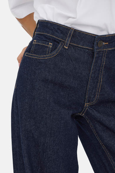 Wijde jeans in donkerblauw denim van JDY, met contrasterende stiksels en zakdetails.