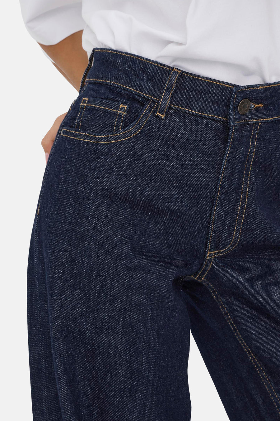 Wijde jeans in donkerblauw denim van JDY, met contrasterende stiksels en zakdetails.