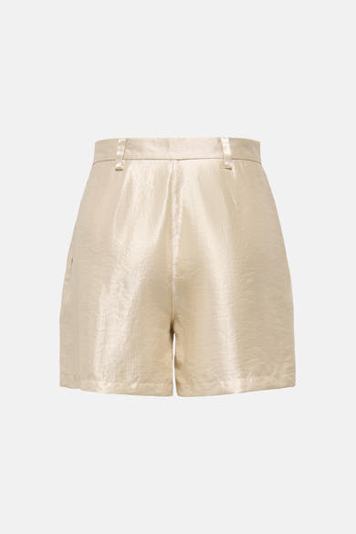 Short doré de ONLY® en tissu brillant à l'aspect froissé, vue de dos.