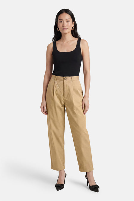 Pantalon beige de ONLY®, taille haute plissé avec bouton et ourlets retroussés.