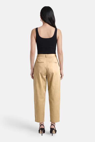 Pantalon beige fluide de ONLY® à taille haute, coupe droite, avec poches passepoilées au dos, porté de dos.