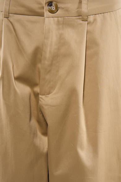 Pantalon beige de ONLY® avec plis et fermeture boutonnée, en tissu texturé.