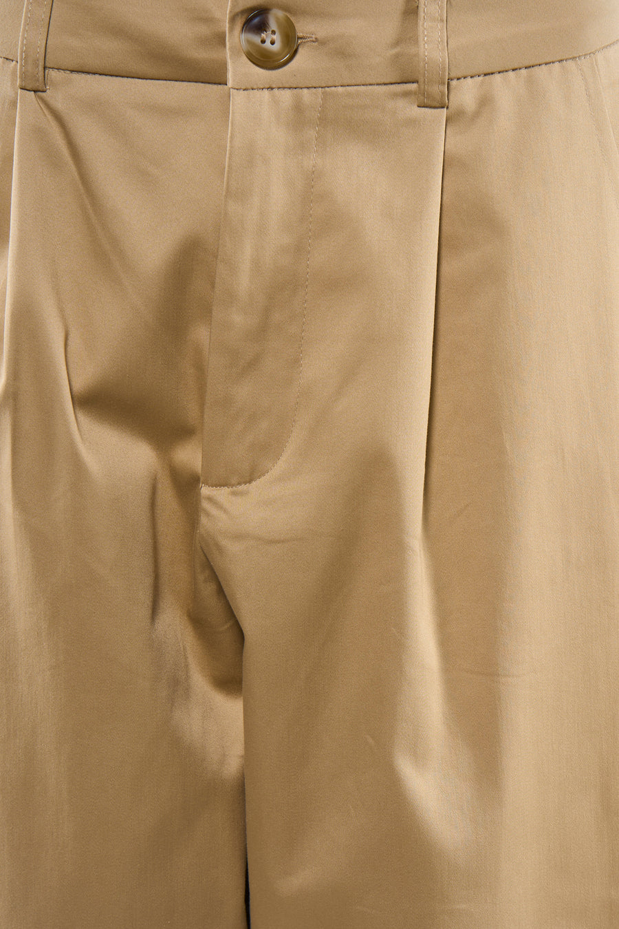 Pantalon beige de ONLY® avec plis et fermeture boutonnée, en tissu texturé.
