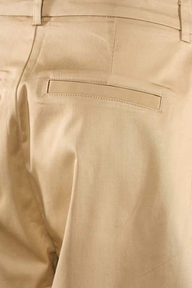 Pantalon beige de ONLY® avec poche passepoilée arrière, passants de ceinture visibles et texture sergée. Vue arrière.
