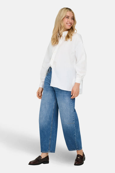 Wit overhemd met lange mouwen van ONLY, gedragen met een wijde jeans en loafers.