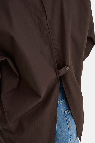 Chemisier marron (manches longues) de ONLY, avec patte de boutonnage au dos, porté avec un jean taille haute.