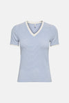 Wit T-shirt met blauwe strepen van ONLY® met korte mouwen en effen lichte kraag en manchetten, achtergezicht.