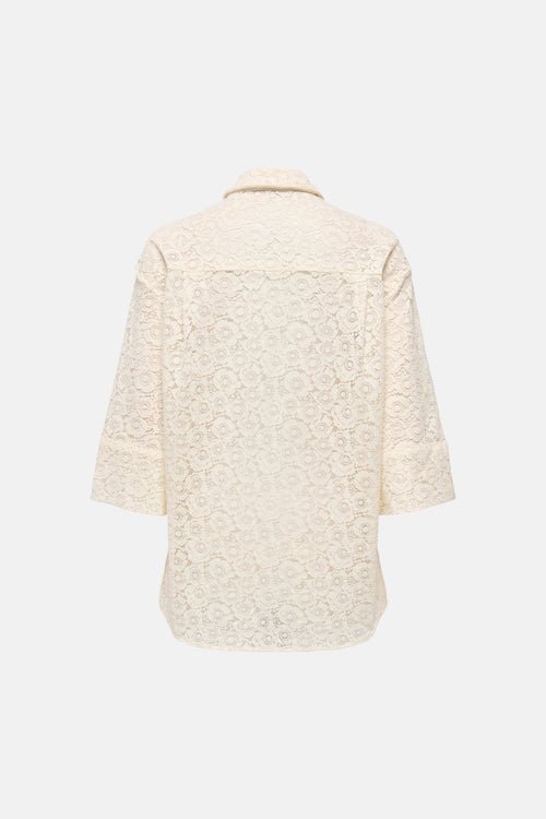 Blouse beige en dentelle de ONLY, avec manches trois-quarts et motif floral texturé.
