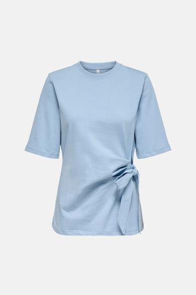 T-shirt bleu à manches courtes de ONLY, avec un nœud décoratif sur le côté.
