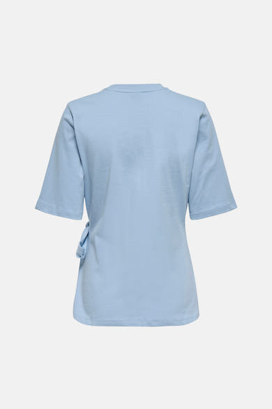T-shirt uni à manches courtes bleu de ONLY, avec une ceinture nouée sur le côté.