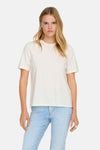 T-shirt uni à manches courtes, blanc par ONLY®, avec un motif floral délicat. Porté avec un jean clair.
