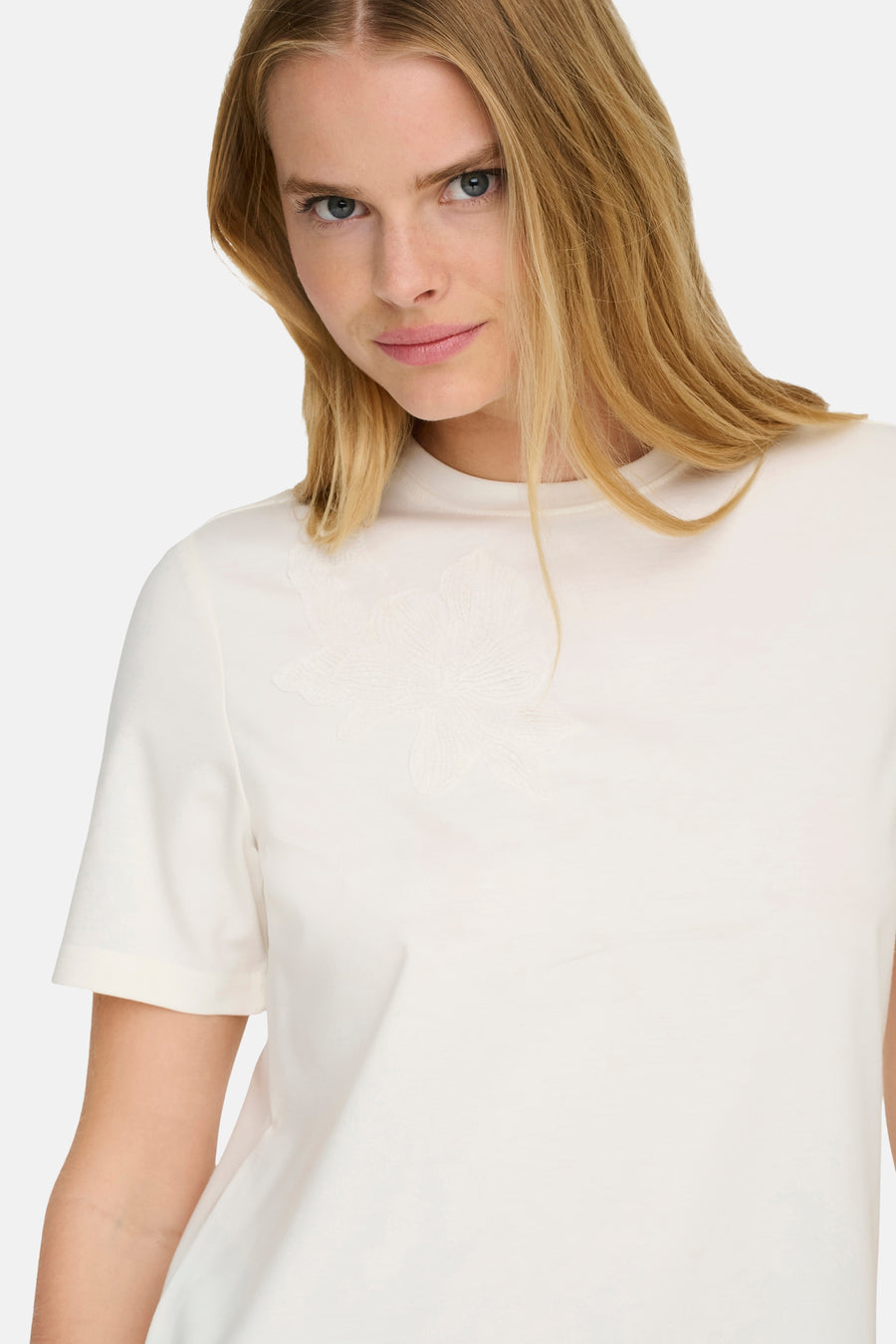 T-shirt blanc à manches courtes de ONLY, avec un motif floral ton sur ton discret.