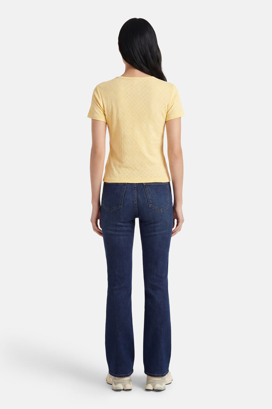 T-shirt jaune à manches courtes de ONLY, avec un motif texturé subtil, porté avec un jean bleu.
