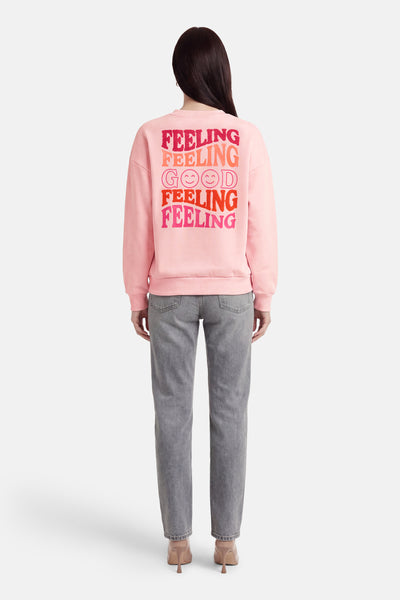 Sweatshirt met ronde hals van ONLY®, met 'Feeling Good'-opdruk op de rug, gedragen met een grijze jeans.