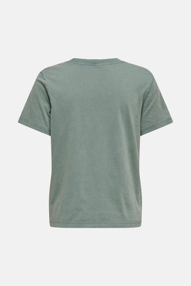 T-shirt vert à manches courtes de ONLY, avec une texture délavée et un col rond, vue de dos.
