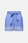 Short bleu de ONLY, avec une ceinture à nouer et une bordure en dentelle blanche.