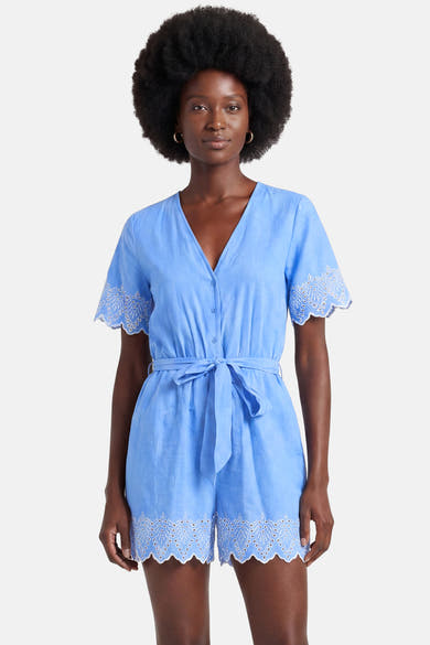 Combi-short bleu de la marque ONLY® à broderie anglaise, col en V et lien à nouer à la taille.