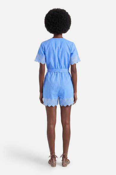 Combi-short bleu de ONLY® en lin, avec broderie anglaise et bords festonnés aux manches et à l'ourlet du short, porté de dos.