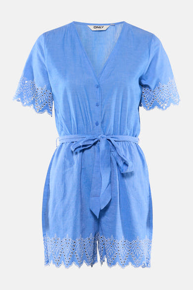 Combi-short bleu de ONLY à col en V, patte de boutonnage, ceinture à nouer et broderie anglaise festonnée aux manches et à l'ourlet.