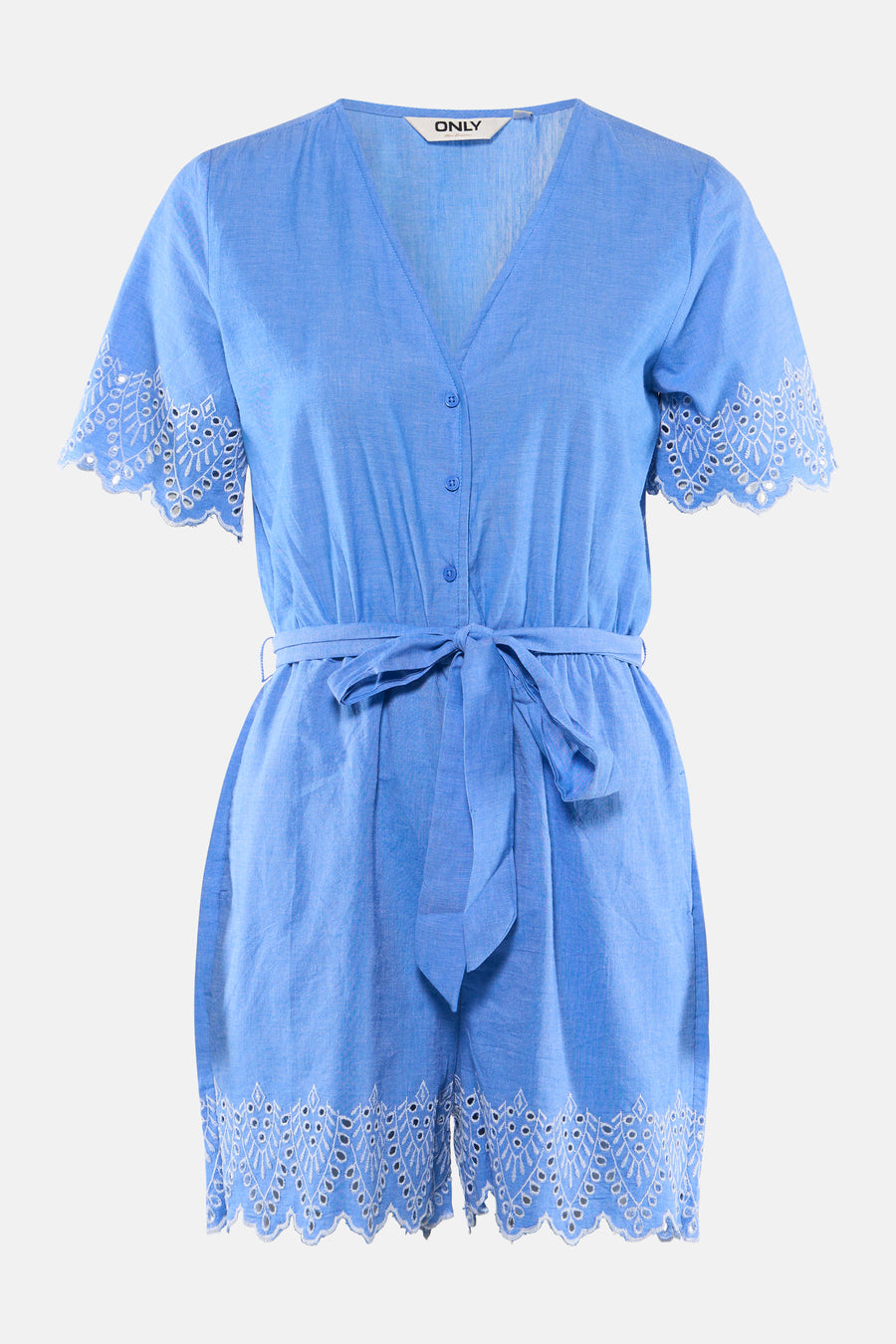 Combi-short bleu de ONLY à col en V, patte de boutonnage, ceinture à nouer et broderie anglaise festonnée aux manches et à l'ourlet.