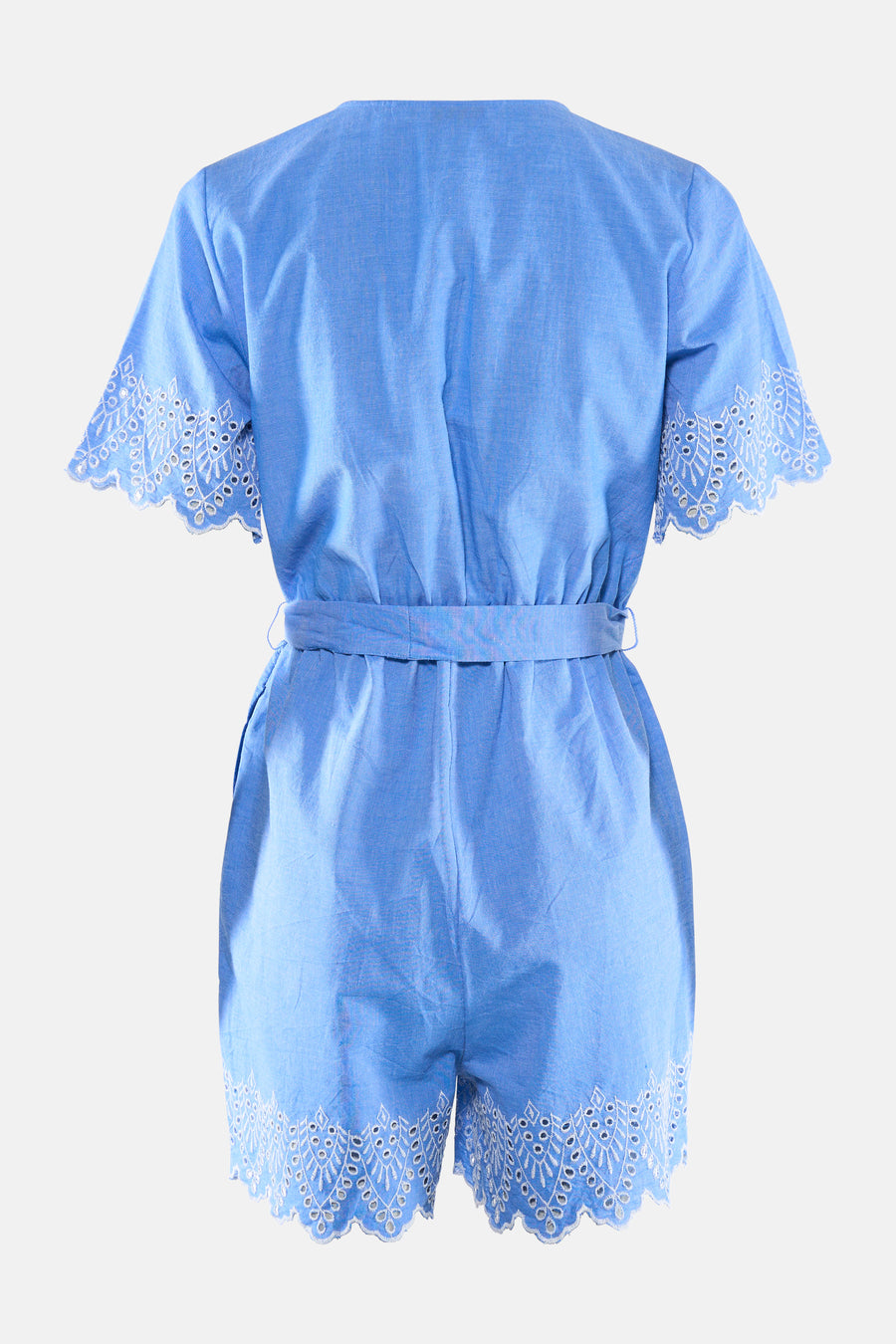 Combi-short bleu de ONLY®, dos, manches courtes et ourlet en broderie anglaise blanche, taille ceinturée.