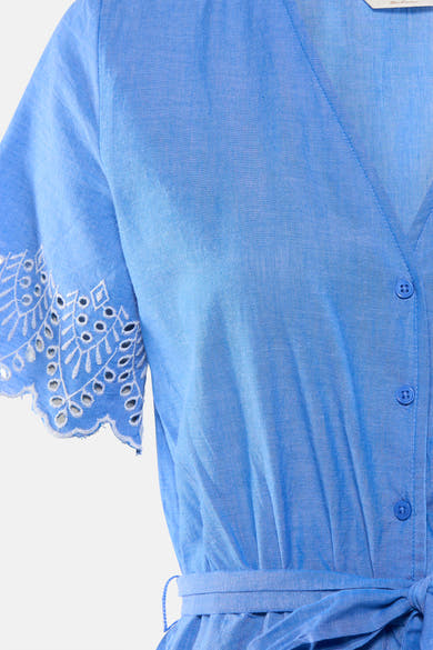 Combi-short bleu de ONLY® avec manches courtes à broderie anglaise, col en V et ceinture à nouer.