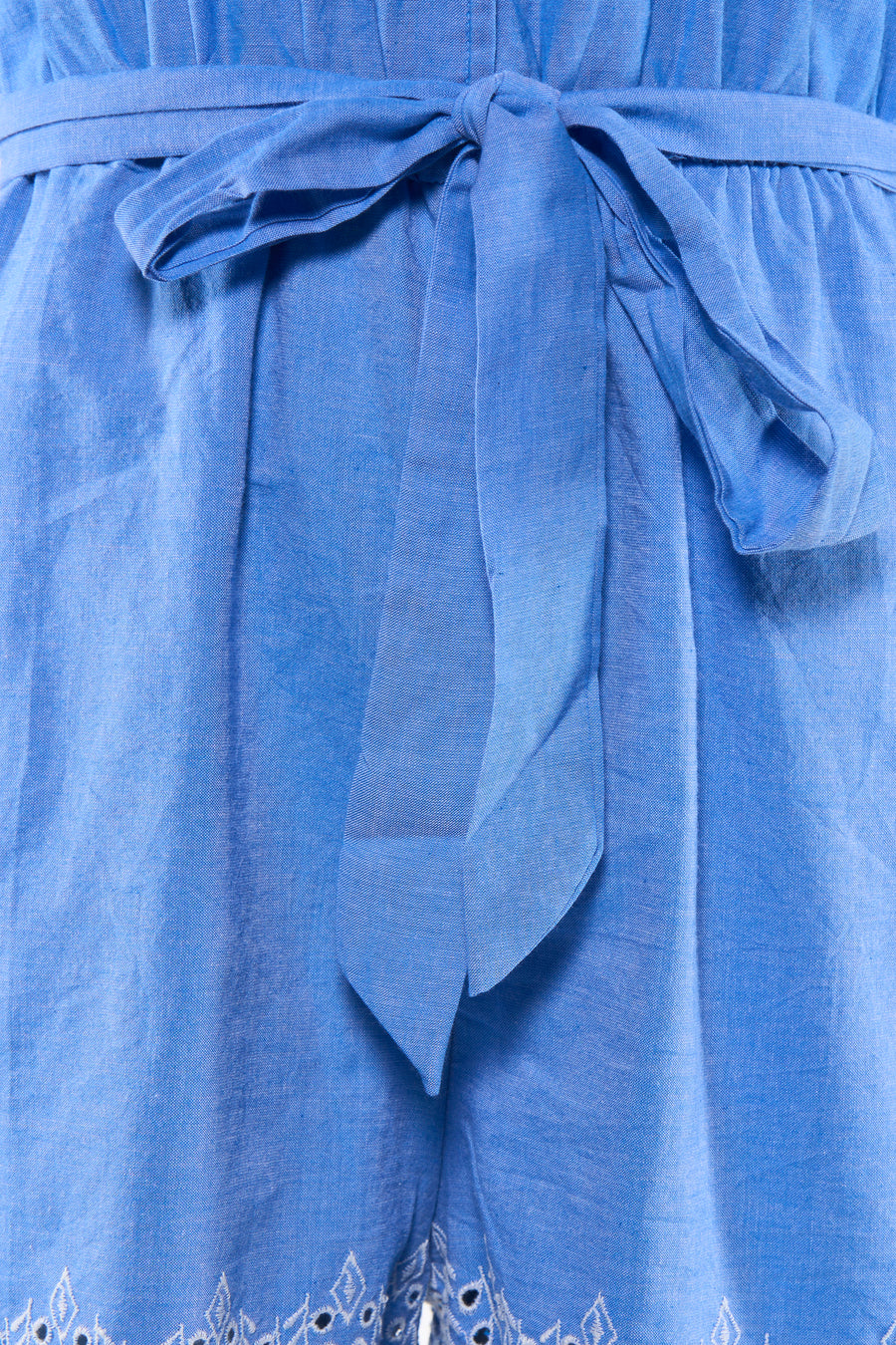 Combi-short bleu de ONLY® avec une ceinture nouée à l'avant et une broderie anglaise blanche sur l'ourlet.
