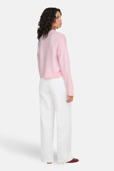 Ronde hals roze trui van ONLY, gedragen met een wijde witte broek en bordeauxrode ballerina's