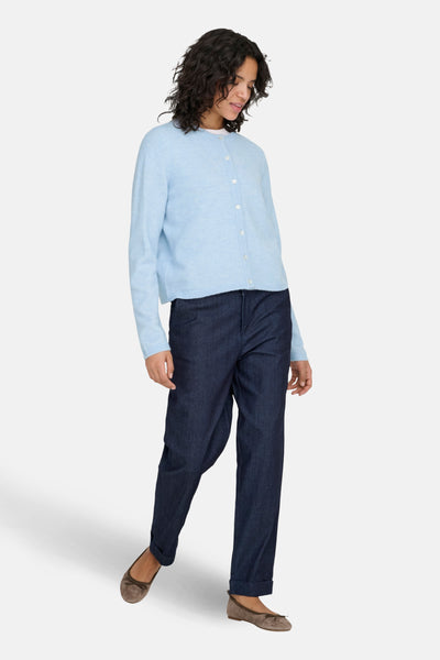Cardigan bleu clair par ONLY, porté avec un pantalon foncé et des ballerines marron.