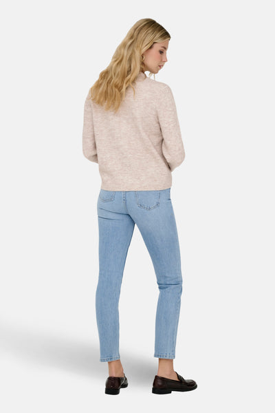 Cardigan beige par ONLY®, porté avec un jean bleu clair et des mocassins noirs, vue de dos.
