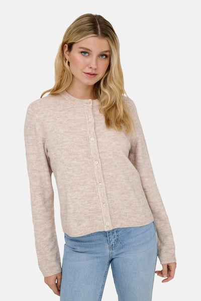 Beige cardigan van ONLY®, met knopen aan de voorkant, gedragen met een lichtblauwe jeans.