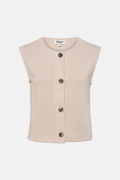 Beige gilet van ONLY®, met knopen, gedragen met een riem met dierenprint, een zwarte pantalon met hoge taille en zilveren pumps.