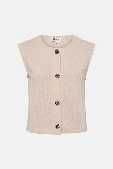 Beige gilet van ONLY®, met knopen, gedragen met een riem met dierenprint, een zwarte pantalon met hoge taille en zilveren pumps.