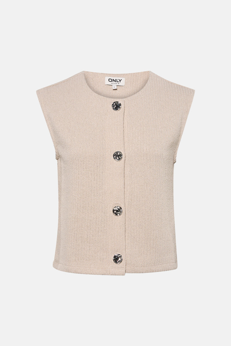 Beige gilet van ONLY®, met knopen, gedragen met een riem met dierenprint, een zwarte pantalon met hoge taille en zilveren pumps.