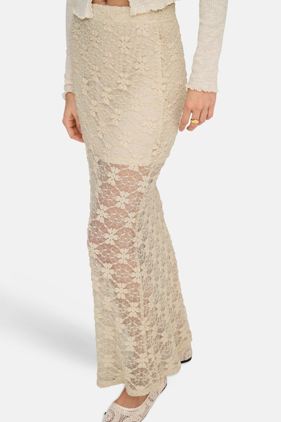 Jupe longue écru de ONLY® en dentelle florale mi-transparente, portée avec un top et des ballerines.