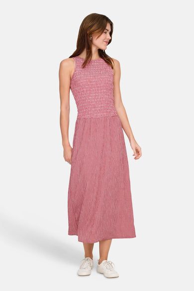 Robe rouge de ONLY, à carreaux, de longueur midi, portée avec des chaussures de sport blanches.
