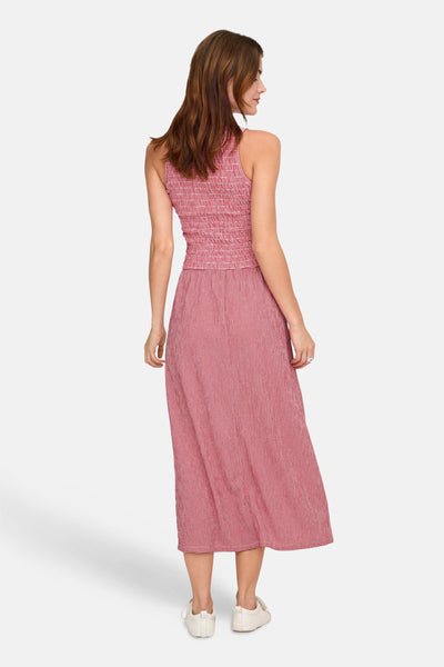 Robe rouge à carreaux de ONLY, avec un bustier smocké et des chaussures blanches.
