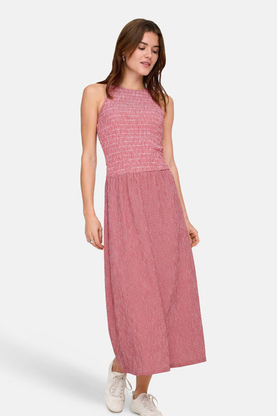 Robe rouge de ONLY, à motif vichy, avec une coupe longue et des détails smockés sur le buste.