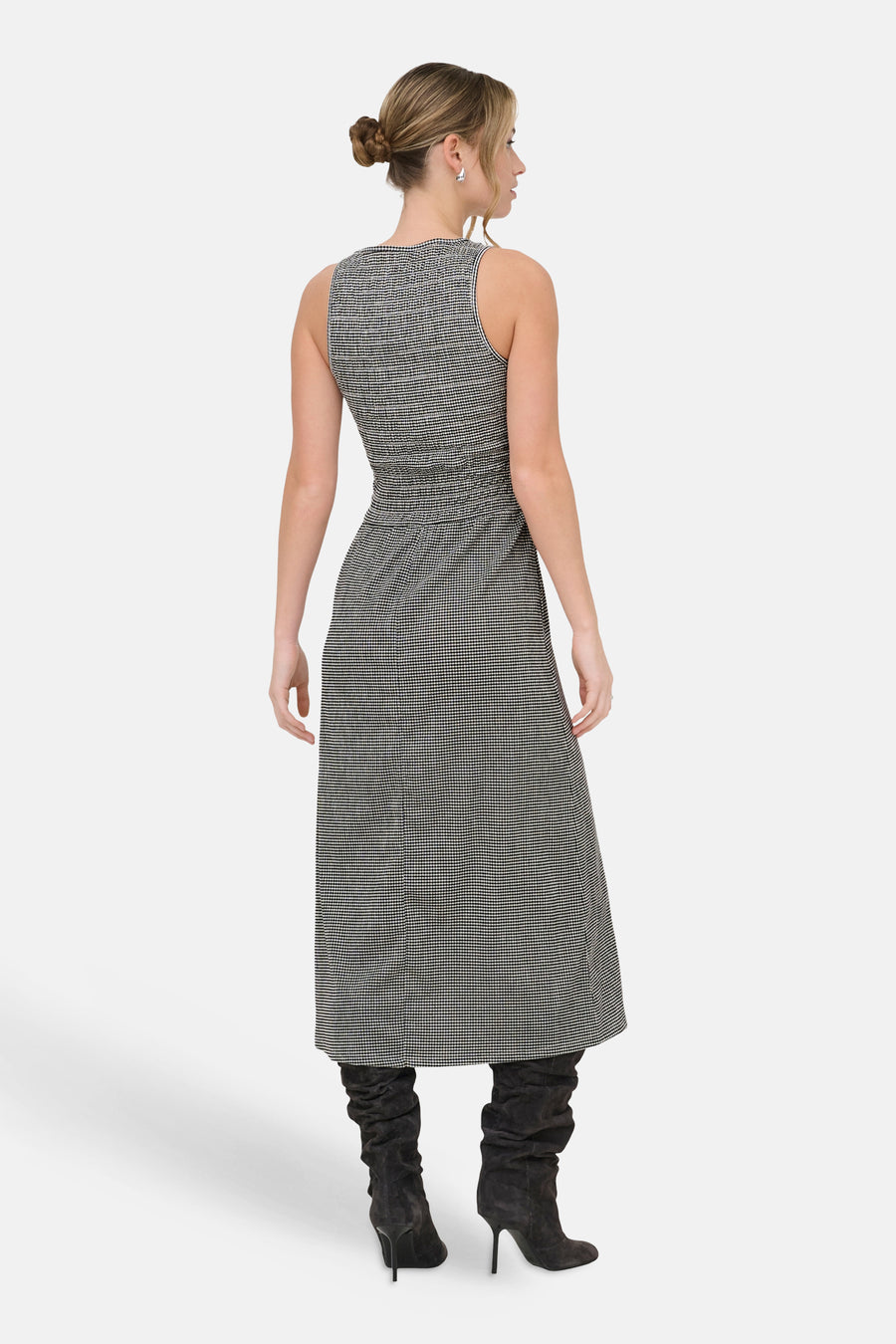 Robe noire de ONLY®, motif pied-de-poule, longueur midi, portée avec des bottes à talons hauts.
