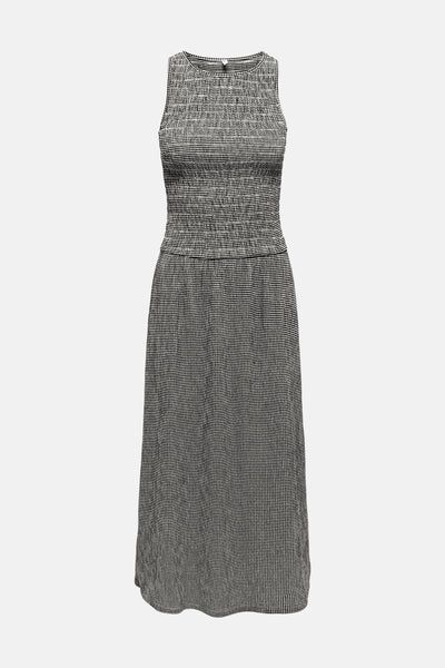 Robe noire à carreaux de ONLY, avec corsage smocké et coupe longue.
