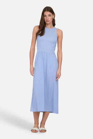 Robe bleue à carreaux de ONLY, mi-longue avec un bustier smocké et des sandales tissées beiges.
